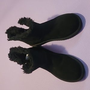 Kookaburra By UGG Winter boots with a zip on both sides. Comfortable! Wore once.